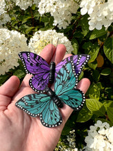 Cargar imagen en el visor de la galería, Décoration murale Lune avec papillons colorés
